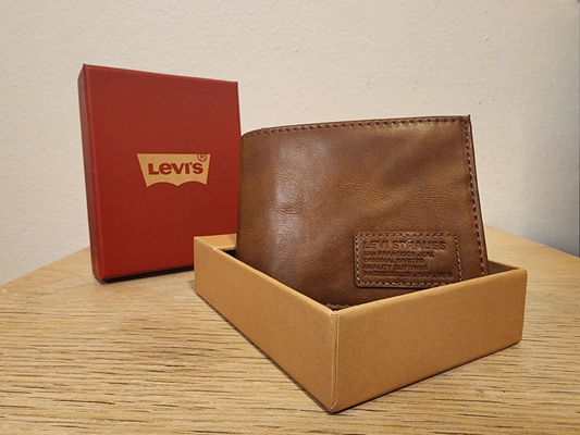 Billetera Levi's® de Cuero Vintage – Modelo Trifold en Marrón