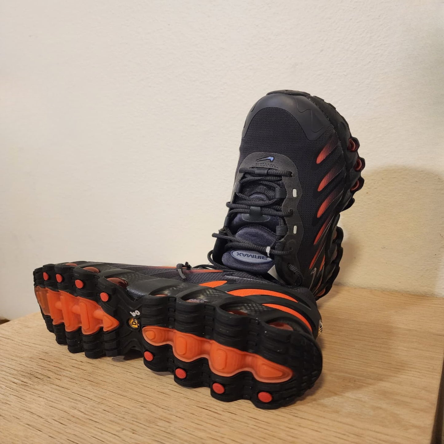 Zapatillas Nike Air Max Dn – Innovación y Amortiguación Dinámica – Negro/Naranja