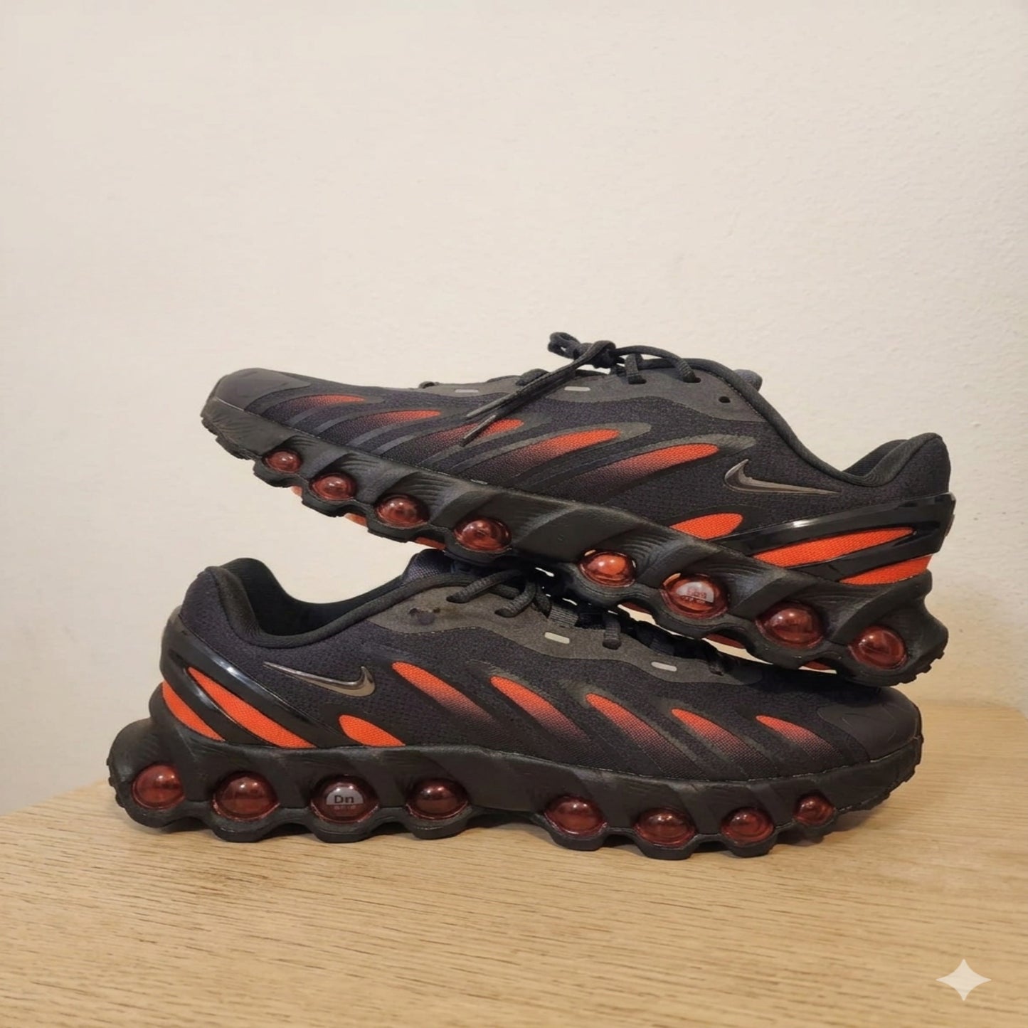 Zapatillas Nike Air Max Dn – Innovación y Amortiguación Dinámica – Negro/Naranja