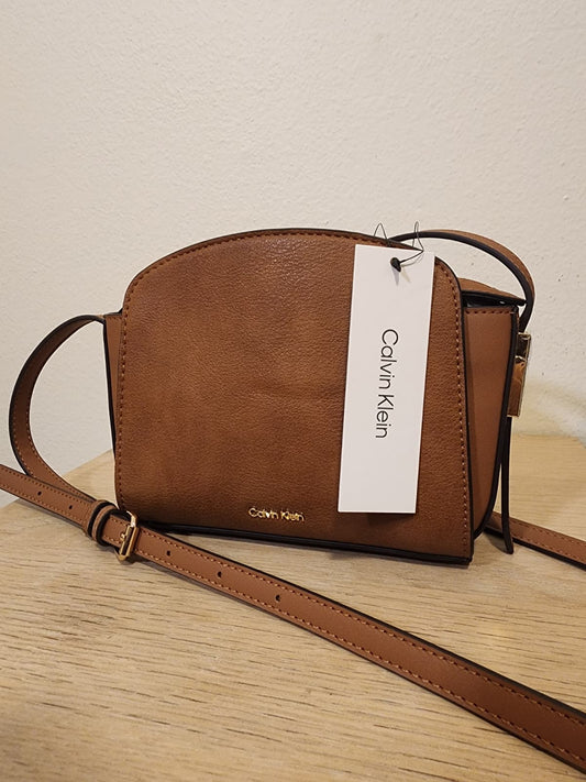 Cartera Crossbody Calvin Klein Minimalista – Cuero Sintético Premium – Marrón Camel
