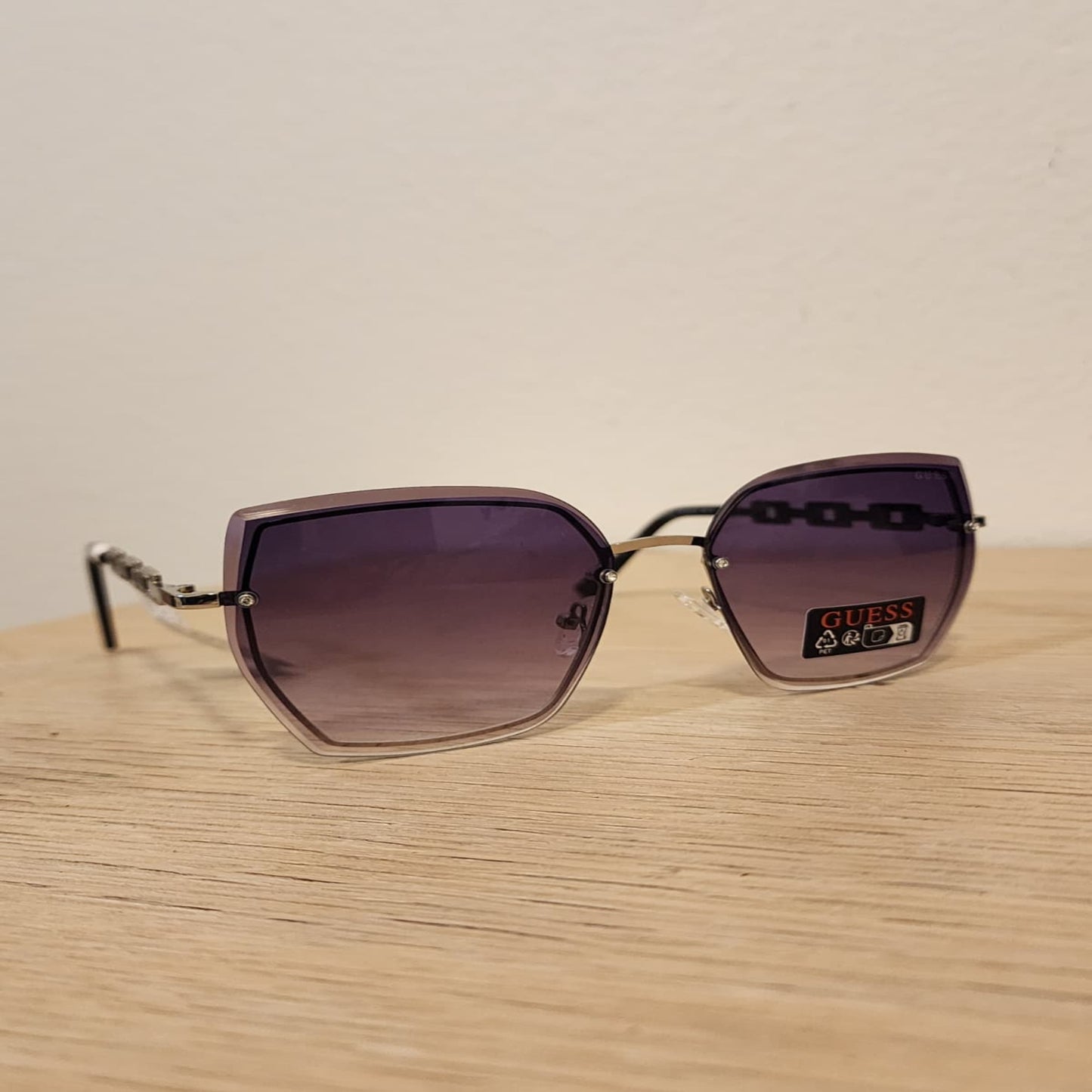 Lentes de Sol Guess Geométricos para Mujer –Montura de Cristal y Detalle de Cadena