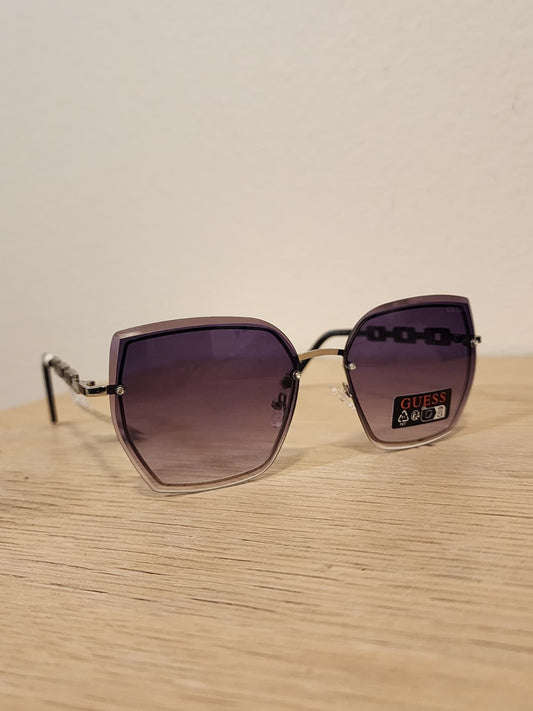 Lentes de Sol Guess Geométricos para Mujer –Montura de Cristal y Detalle de Cadena