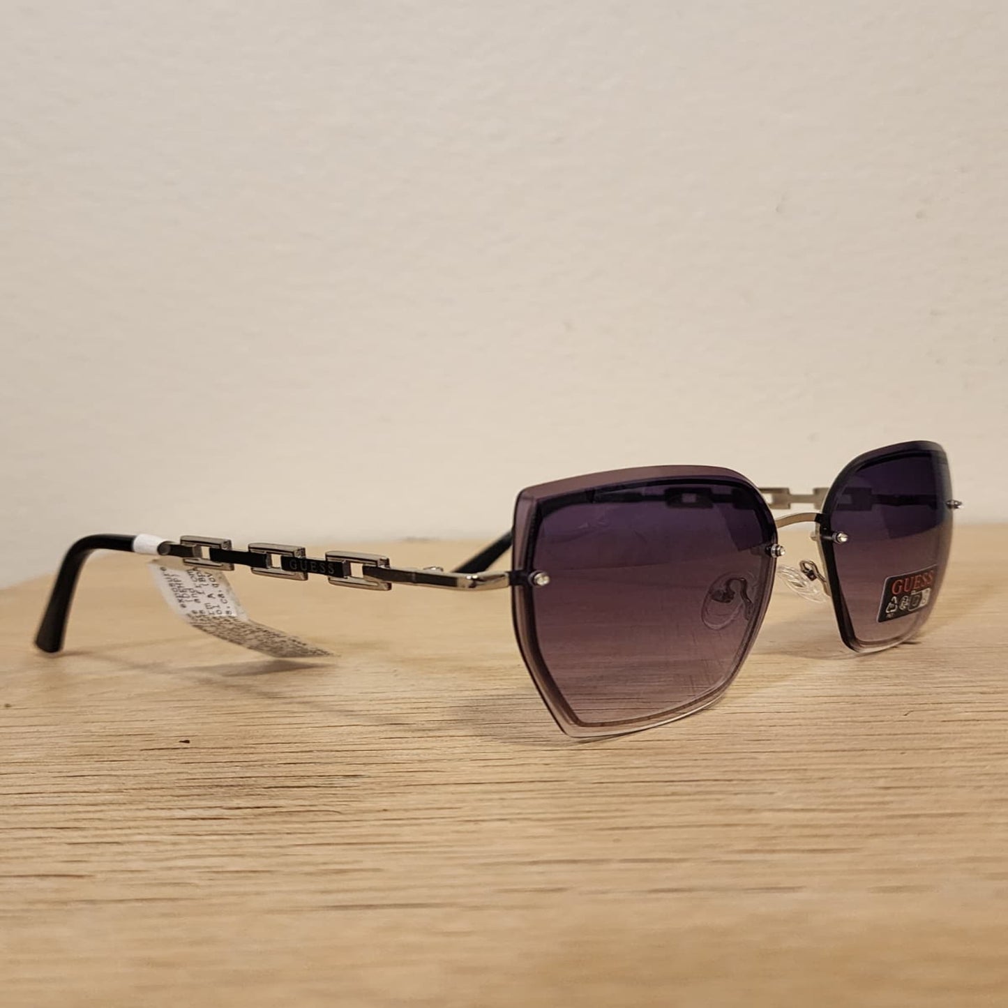 Lentes de Sol Guess Geométricos para Mujer –Montura de Cristal y Detalle de Cadena