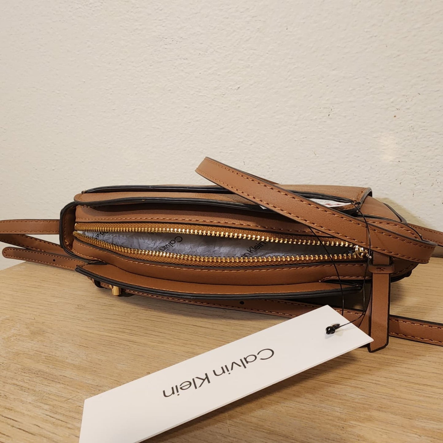 Cartera Crossbody Calvin Klein Minimalista – Cuero Sintético Premium – Marrón Camel