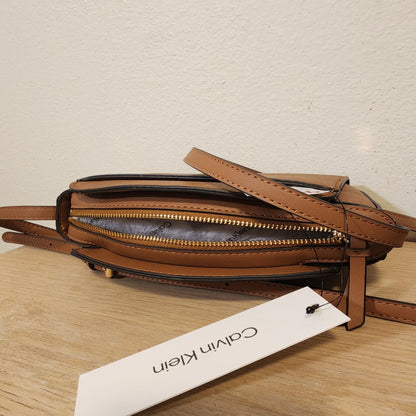 Cartera Crossbody Calvin Klein Minimalista – Cuero Sintético Premium – Marrón Camel